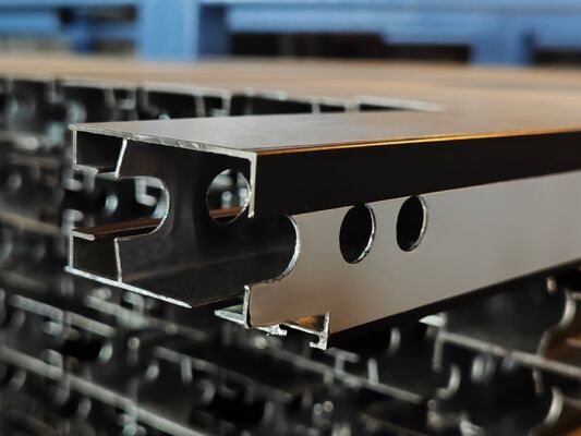 Hồ sơ trượt nhôm được sản xuất với lớp phủ bột cho thị trường Nam Phi