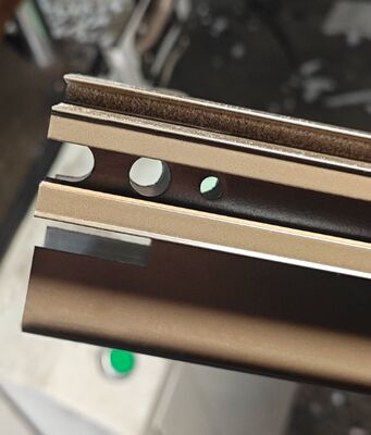 Hồ sơ trượt nhôm được sản xuất với lớp phủ bột cho thị trường Nam Phi