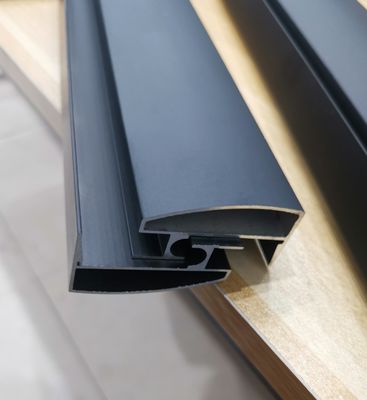 Hồ sơ tắm nhôm cho phòng tắm trên cùng theo dõi với lớp phủ bột Anodized đen